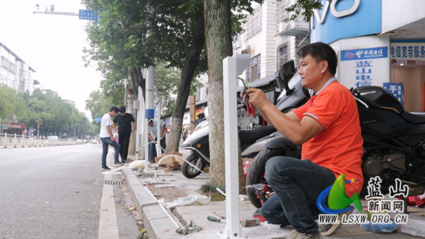我县充电桩“落地”街边 群众出行更方便.jpg