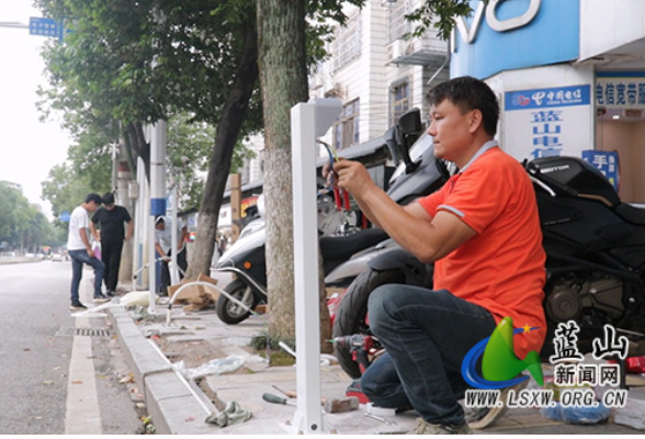 蓝山县：充电桩“落地”街边 群众出行更方便