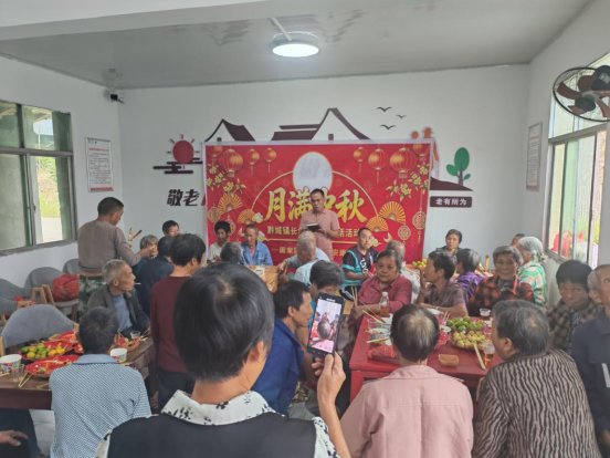 图2书记主持屋场会