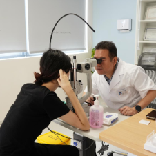 永州爱尔眼科:黄海涛为19岁高度近视学子实施EVO+ICL(V5)晶体植入手术