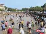 抓鱼抓鸭庆中秋 宜章县千家岸村开展庆中秋活动