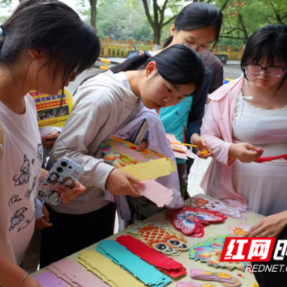 湖南环境生物职业技术学院开展中秋花灯制作主题活动