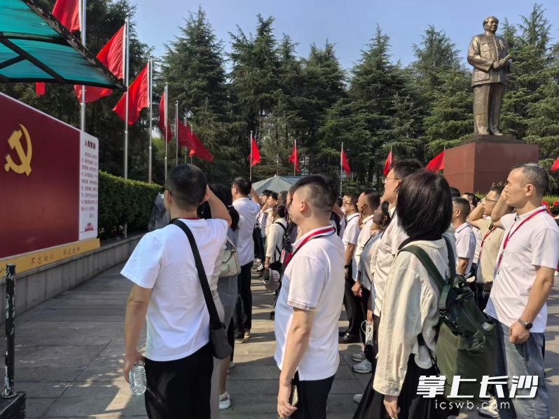 培训班学员在韶山重温入党誓词。均为通讯员 易全 摄
