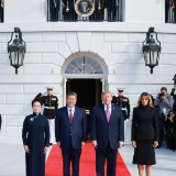 习近平出席美国总统特朗普在白宫举行的欢迎仪式