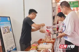 2026农博会丨日销一两百份 韶山“银田老街梅菜扣肉”走俏