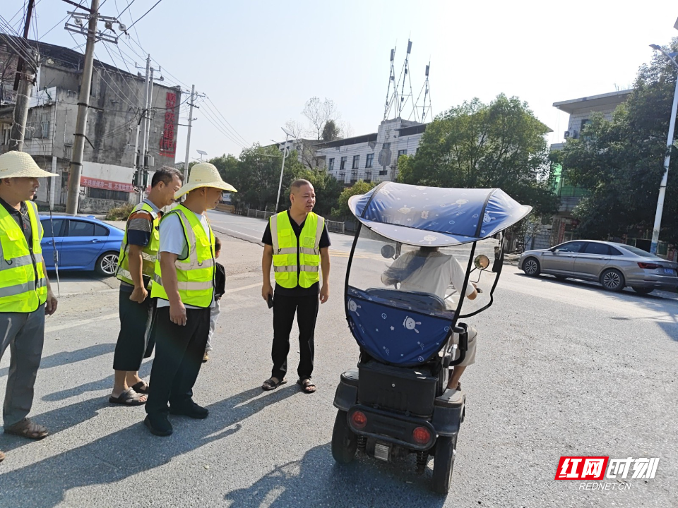 9月25日，金龟镇交通安全劝导员在辖区重点路口对摩托车驾驶员进行安全劝导