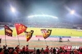 组图丨湘超湘潭主场燃动之夜：绿茵激战与热血球迷同频共振
