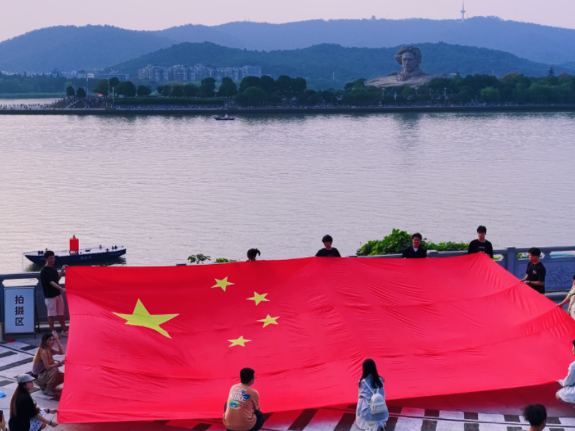 这盛世如您所愿！国庆节前，市民在长沙橘子洲对岸恰同学少年广场展开巨幅国旗