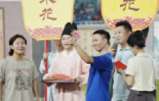 时刻观察丨文明观赛见诚意 甜蜜过节见底气
