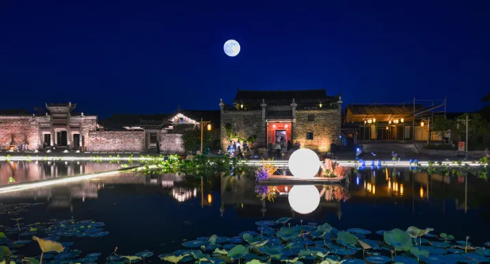 一轮明月升荆坪，古村中秋夜未央