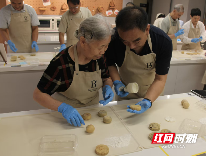 郴州军队离退休干部服务站开展双节活动