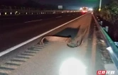 中秋守路人 深夜除险情——湘阴东管理所高效处置路面障碍物致多车受损事件