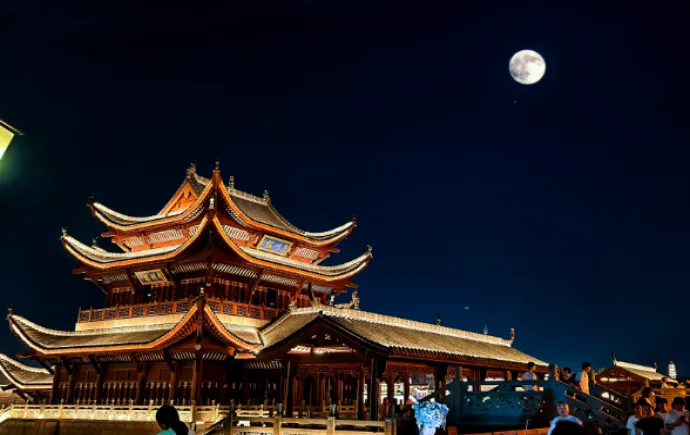 一轮皎洁秋月悬空，照亮益阳古巷盛世欢颜