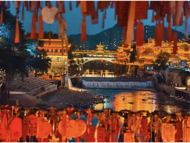 这个国庆，来吉首！云端有国旗，苗寨有鼓声，古城有烟火