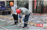 君山区：多部门联合拆除隐患广告牌 畅通生命通道
