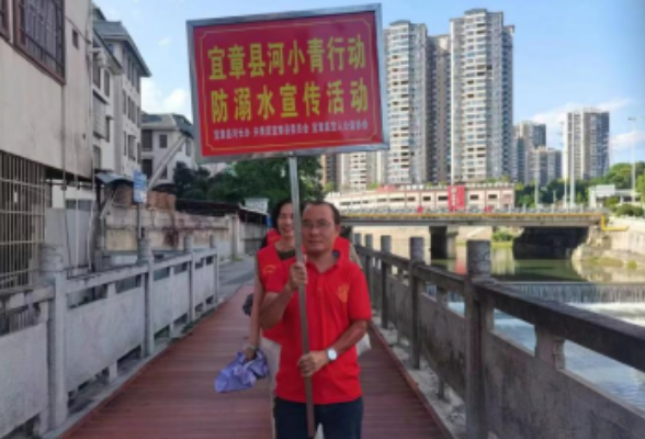 摩的小哥心系公益 志愿红点亮平凡人生