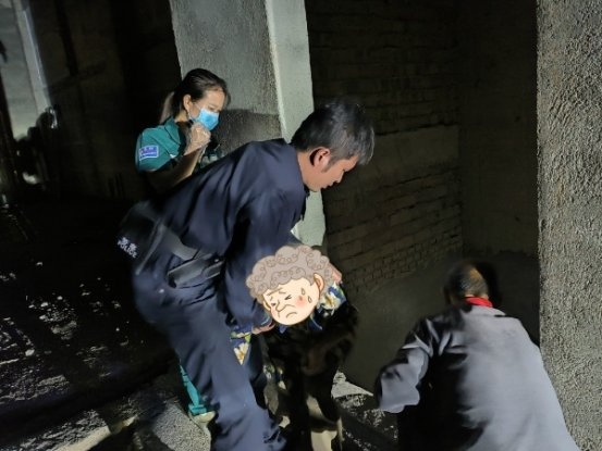 市公安局：老人坠井被困，警民搭起“生命梯”