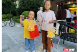 武陵区：芙蓉花开迎中秋 巧手制灯暖民心