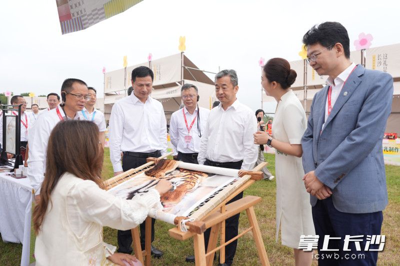 会前,与会嘉宾现场观摩长沙县重点文旅项目。 均为长沙晚报全媒体记者 郭雨滴 摄