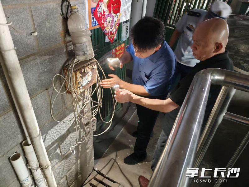 雨花消防在查飞线充电。 长沙晚报通讯员 时小尧 摄