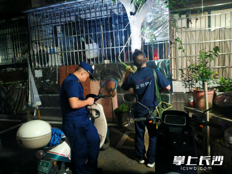 岳麓区消防救援局在进行夜查。 长沙晚报通讯员 李文翠 摄