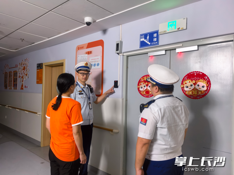 芙蓉消防在进行夜查。 长沙晚报通讯员 谢梦嘉 摄