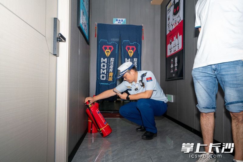 长沙经开消防在夜查。 长沙晚报通讯员 张佳欣 摄
