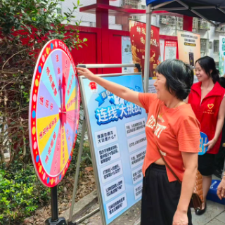永兴县：文艺演出庆国庆 便民服务暖社区