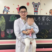 白大褂下的浪漫乐章！儿科医生填词编曲，为出院小患者送上专属祝福