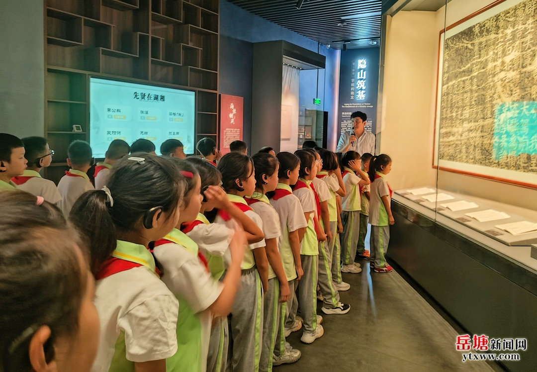 岳塘区科协组织学子走进市博物馆沉浸式科普研学