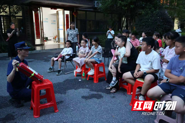 消防宣传员在社区开展消防夜话.jpg