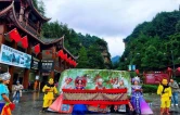 国庆游张家界｜宝峰湖：奇峰秀水迎客来，民俗演艺闹佳节