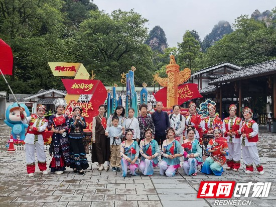 国庆游张家界｜张家界国家森林公园门票站（南门）土家摆手舞“跳”进景区 民族风情点燃国庆假期