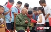 洞口：老兵寄语孩童，共庆祖国华诞