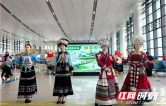 湘西边城机场里的“快闪” 国庆氛围拉满