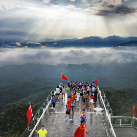 组图｜晨曦启福地 红旗耀福城 郴州市旅游文化产业促进会登苏仙岭礼赞祖国华诞