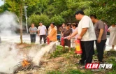 保靖县毛沟镇：党群服务中心变身消防演练场 过期灭火器再“上岗” 