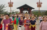 国庆假期首日，岳阳市屈原管理区河泊潭迎来客流高峰