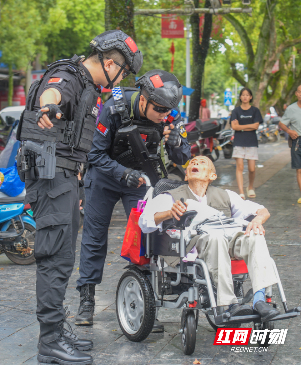 2026年10月1日,在湖南省永州市道县西洲公园,道县公安局巡特警执勤时为坐轮椅的老人耐心引路。 (1).jpg