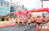 勇攀高峰迎国庆逐梦双清向上行 300名跑者登顶159米试验塔