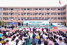 中邮守护星“护萌行动”温暖溆浦校园与村庄