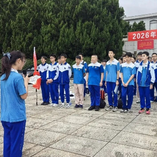 湘钢一中教育集团湘潭市第十二中学学子徒步赴陵园 鲜花敬英烈