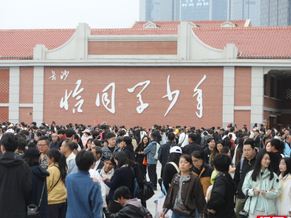 组图丨国庆第二天，恰同学少年广场人气爆棚