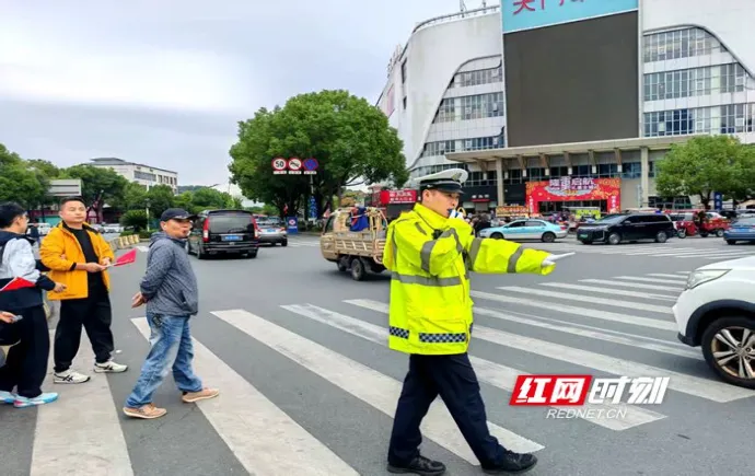 张家界交管一大队：倾情绘就最美“警”色