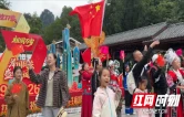 国庆游张家界｜土家欢歌迎国庆，民族同心颂祖国——张家界国家森林公园南门广场上演国庆快闪