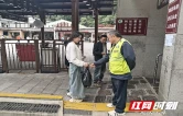 张家界国家森林公园门票站（南门）及时劝阻一起违规放生行为