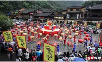 矮寨国庆假期玩法全上线！看红色演艺、玩苗俗互动、赏鼓阵大典