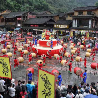 矮寨国庆假期玩法全上线!看红色演艺、玩苗俗互动、赏鼓阵大典