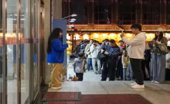 这个国庆假期，长沙坡子街派出所门前依旧火爆，打卡热度不减