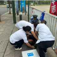 外地旅客街头晕倒 湘潭交通执法人员紧急施救